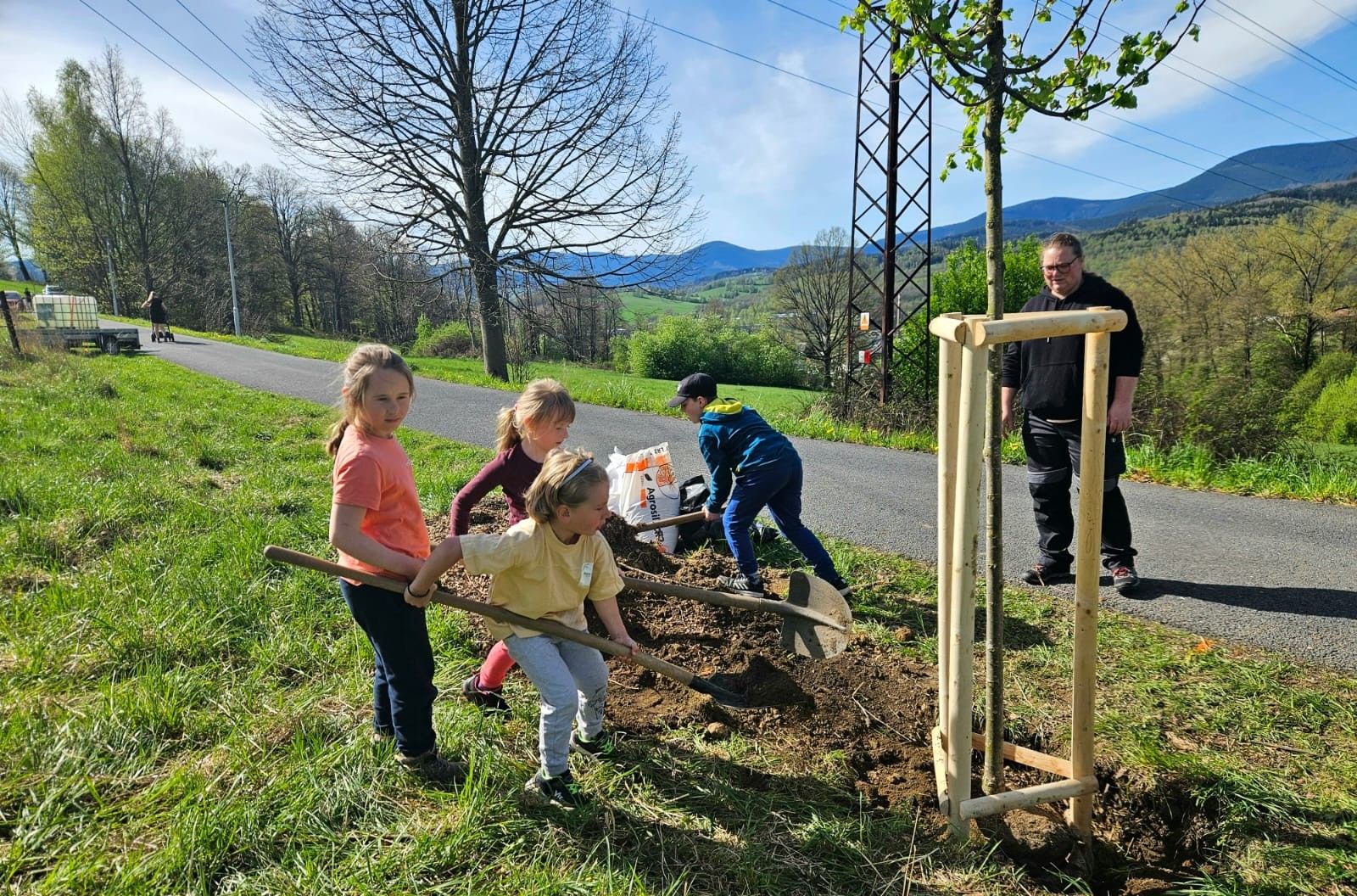 25.4.2025 V Aleji znovu roste alej. Děti a dobrovolní hasiči společně vysadili lípy
